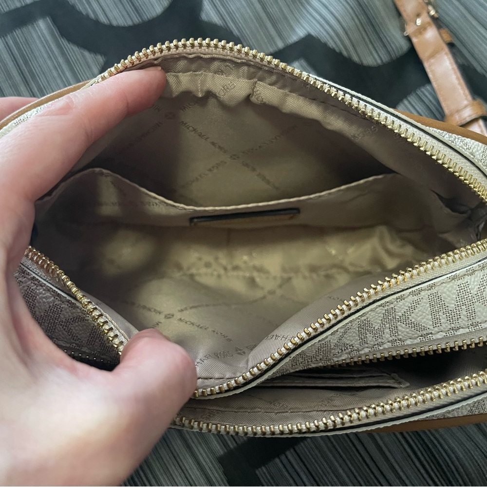 Michael Kors ‘Connie’ Crossbody Camera Bag - Picture 3 of 16